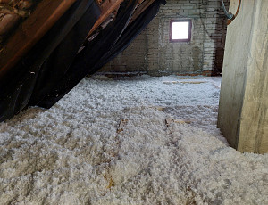 Zateplení stropu řadového rodinného domu pomocí foukané izolace